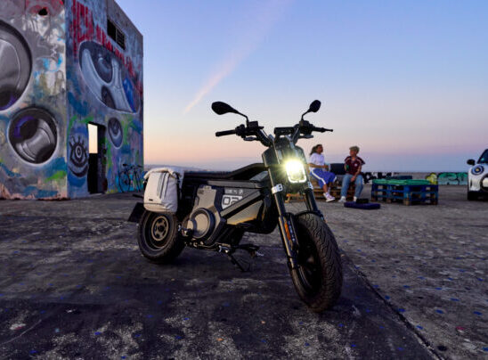 P90512812_highRes_the-new-bmw-ce-02-07