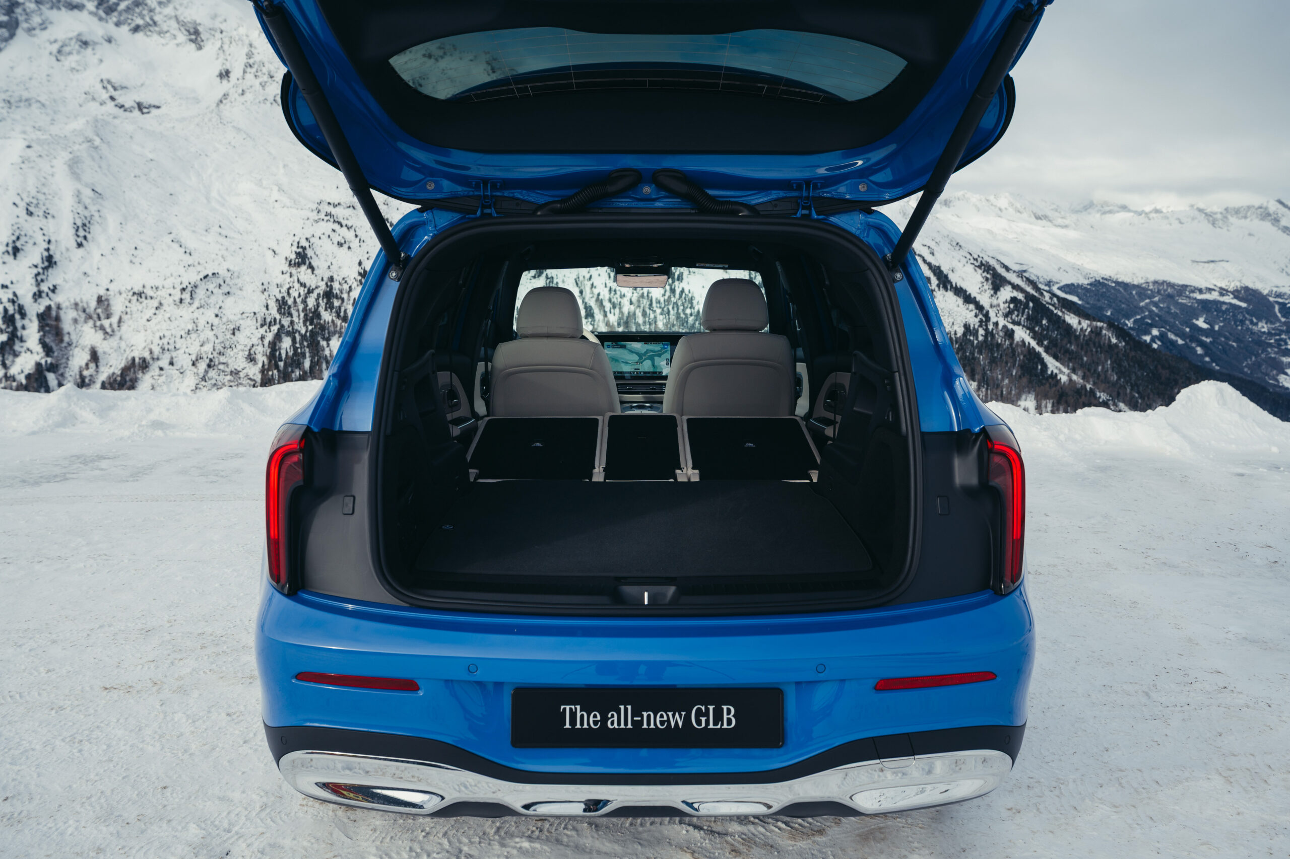 Weltpremiere des neuen Mercedes-Benz GLB in Hochgurgl, 2025.Exterieur Farbe: Klarblau MetallicInterieur Polster: Ledernachbildung ARTICO BeigeMercedes-Benz GLB 250+ mit EQ Technologie | Energieverbrauch kombiniert: 18,3-15,8 kWh/100 km | CO₂-Emi