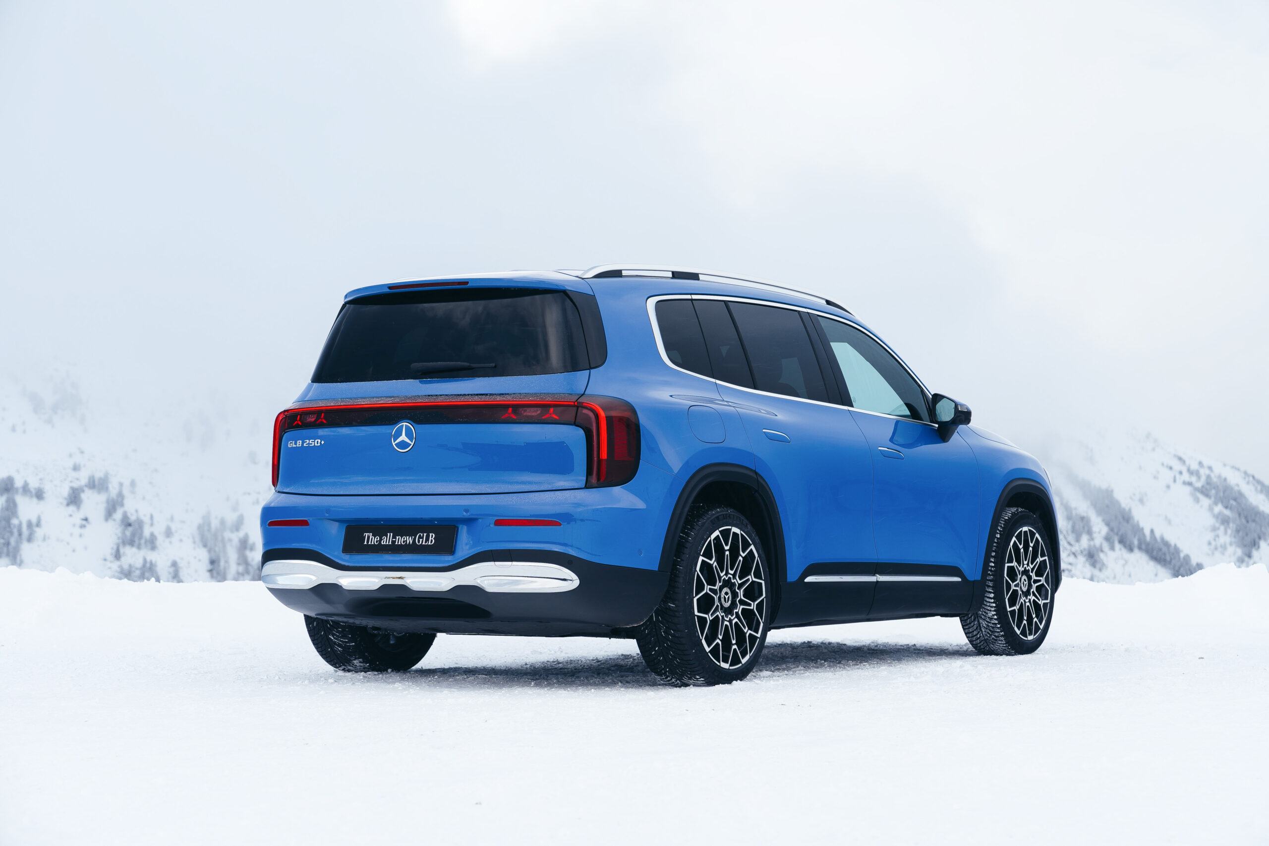 Weltpremiere des neuen Mercedes-Benz GLB in Hochgurgl, 2025.Exterieur Farbe: Klarblau MetallicInterieur Polster: Ledernachbildung ARTICO BeigeMercedes-Benz GLB 250+ mit EQ Technologie | Energieverbrauch kombiniert: 18,3-15,8 kWh/100 km | CO₂-Emi