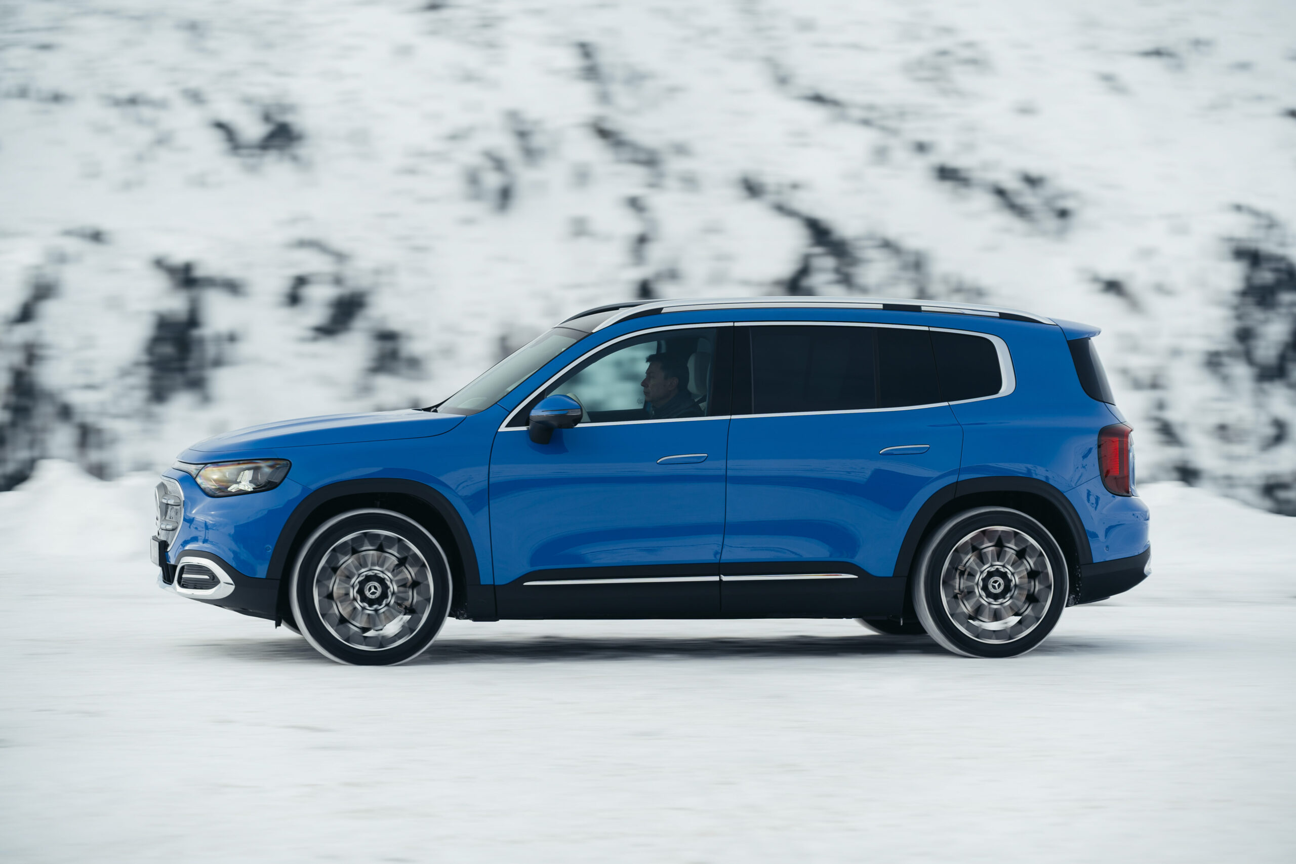 Weltpremiere des neuen Mercedes-Benz GLB in Hochgurgl, 2025.Exterieur Farbe: Klarblau MetallicInterieur Polster: Ledernachbildung ARTICO BeigeMercedes-Benz GLB 250+ mit EQ Technologie | Energieverbrauch kombiniert: 18,3-15,8 kWh/100 km | CO₂-Emi