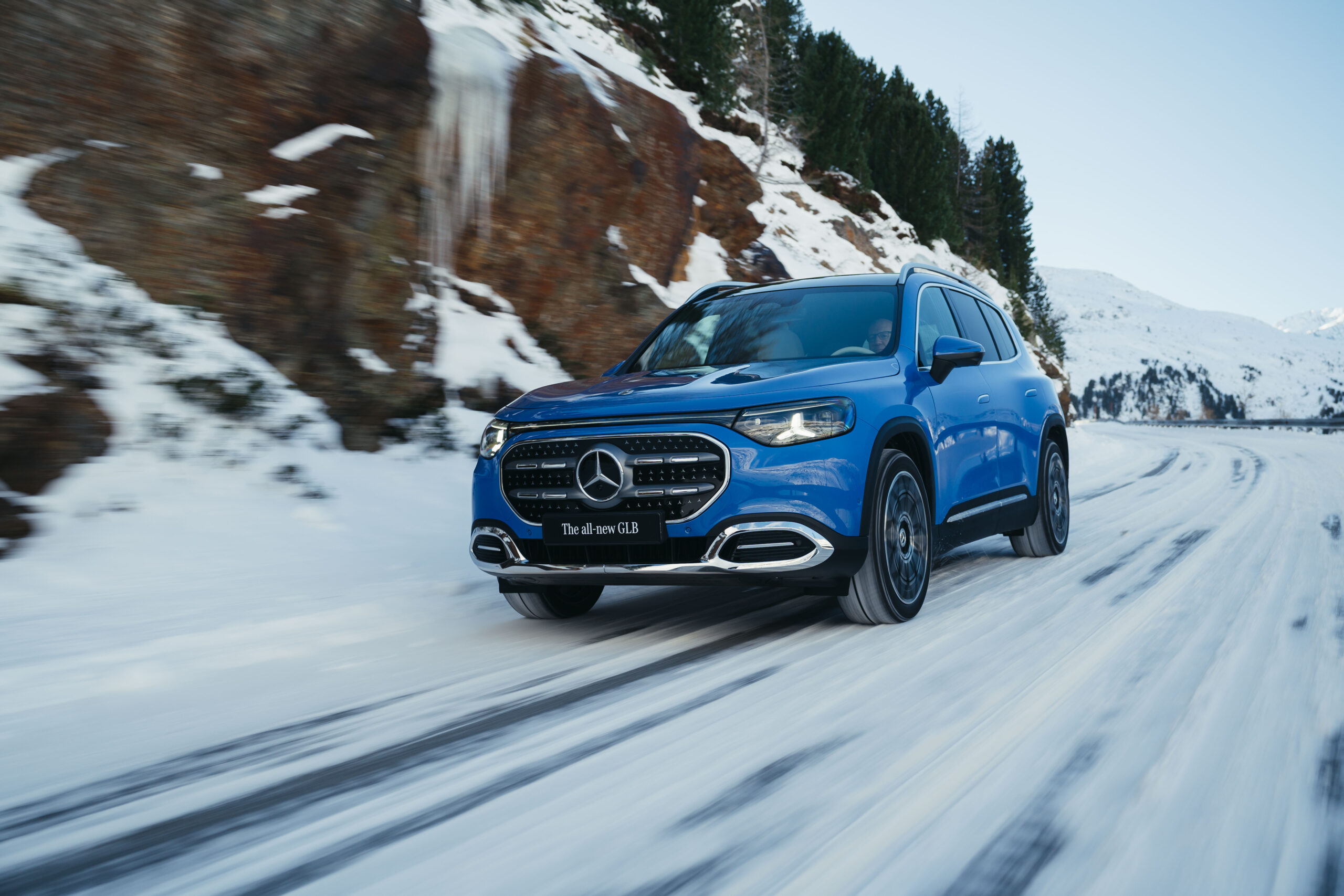 Weltpremiere des neuen Mercedes-Benz GLB in Hochgurgl, 2025.Exterieur Farbe: Klarblau MetallicInterieur Polster: Ledernachbildung ARTICO BeigeMercedes-Benz GLB 250+ mit EQ Technologie | Energieverbrauch kombiniert: 18,3-15,8 kWh/100 km | CO₂-Emi