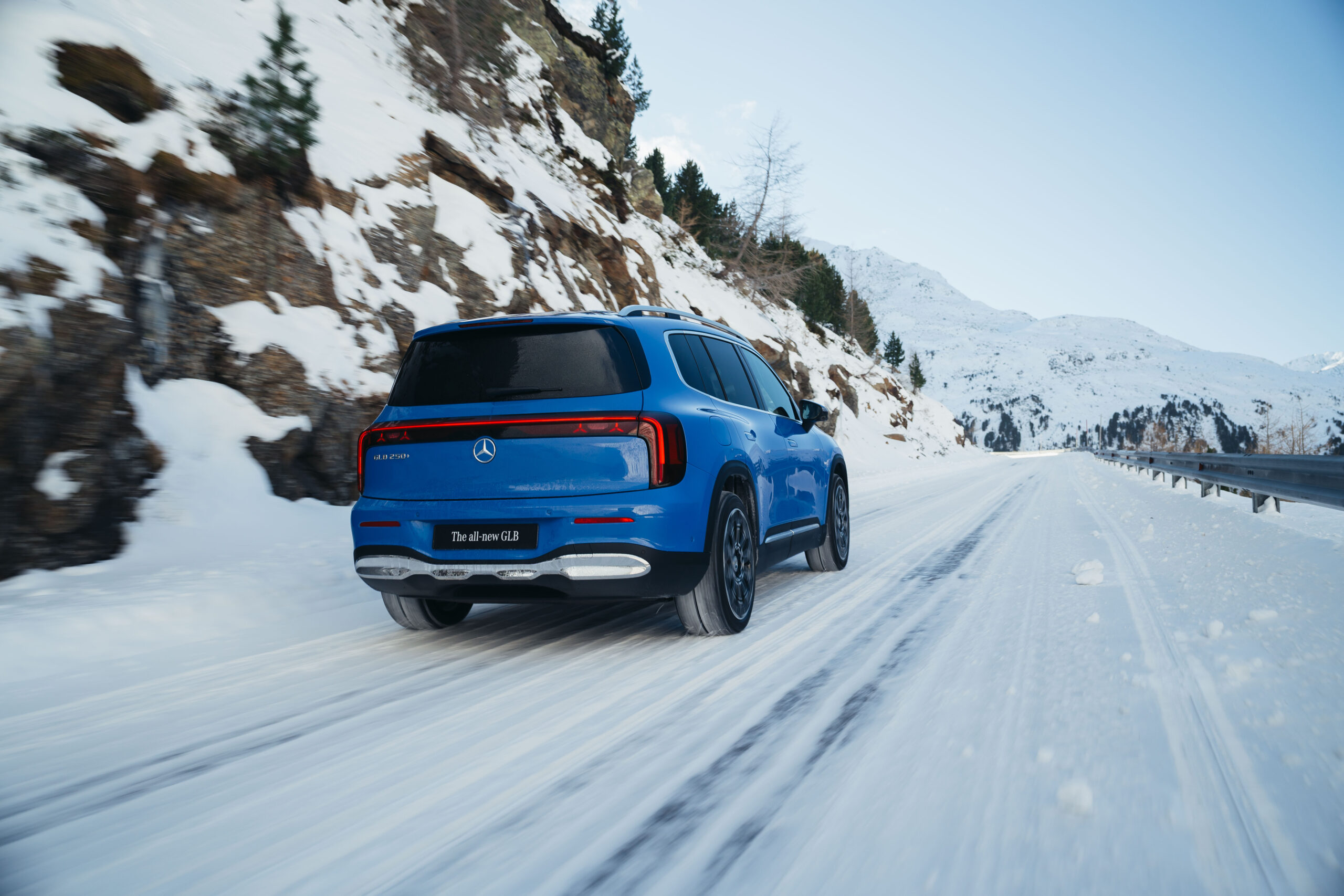 Weltpremiere des neuen Mercedes-Benz GLB in Hochgurgl, 2025.Exterieur Farbe: Klarblau MetallicInterieur Polster: Ledernachbildung ARTICO BeigeMercedes-Benz GLB 250+ mit EQ Technologie | Energieverbrauch kombiniert: 18,3-15,8 kWh/100 km | CO₂-Emi