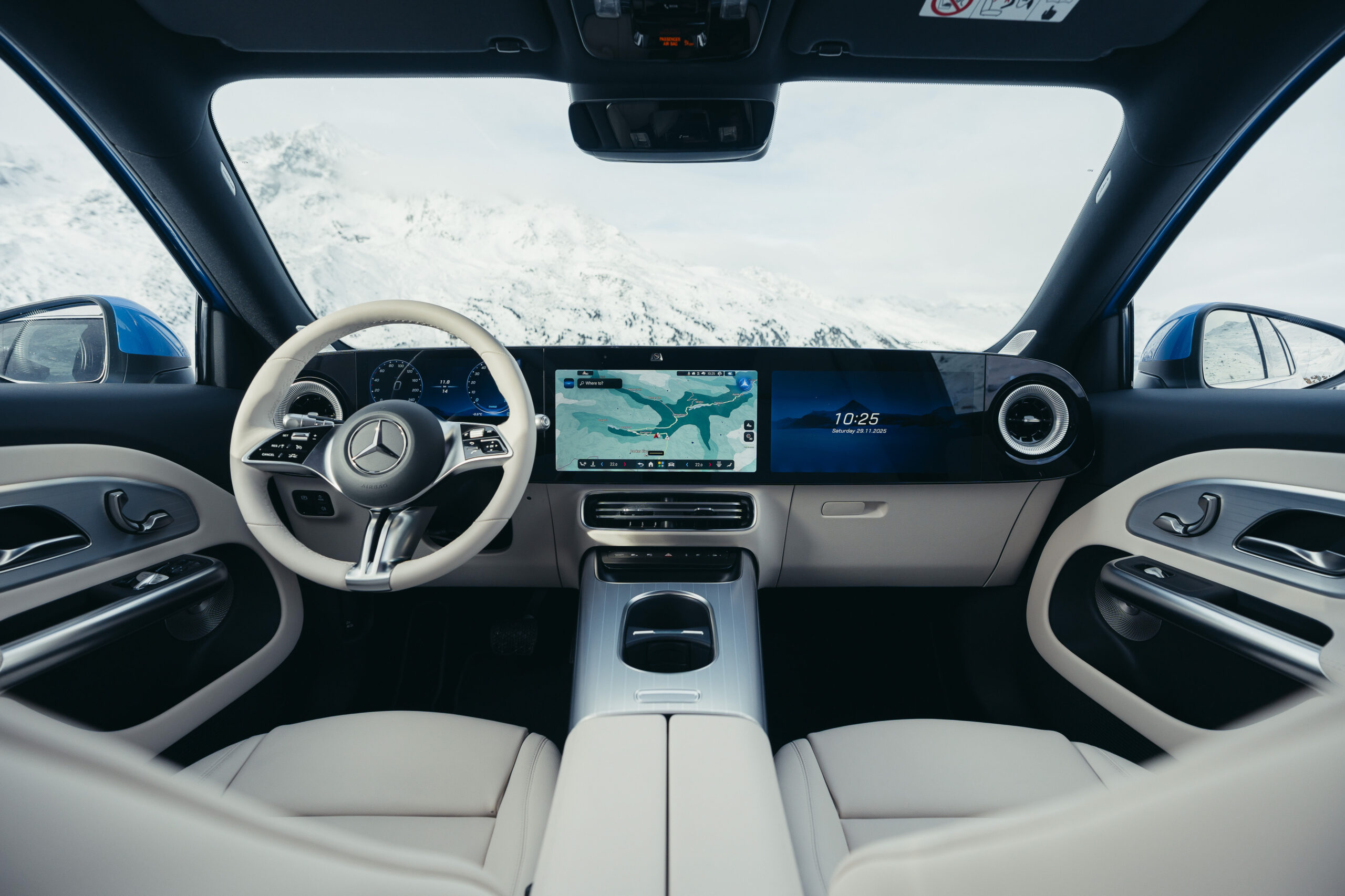 Weltpremiere des neuen Mercedes-Benz GLB in Hochgurgl, 2025.Exterieur Farbe: Klarblau MetallicInterieur Polster: Ledernachbildung ARTICO BeigeMercedes-Benz GLB 250+ mit EQ Technologie | Energieverbrauch kombiniert: 18,3-15,8 kWh/100 km | CO₂-Em