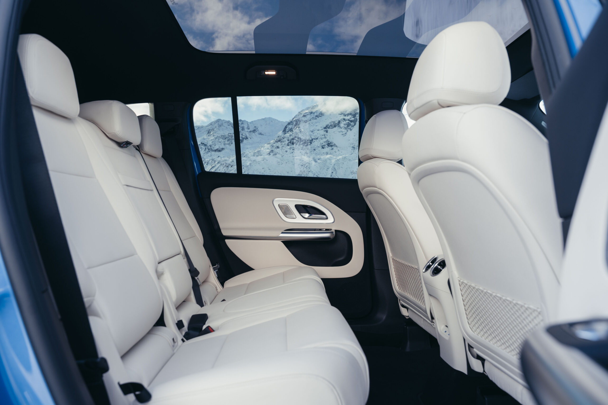 Weltpremiere des neuen Mercedes-Benz GLB in Hochgurgl, 2025.Exterieur Farbe: Klarblau MetallicInterieur Polster: Ledernachbildung ARTICO BeigeMercedes-Benz GLB 250+ mit EQ Technologie | Energieverbrauch kombiniert: 18,3-15,8 kWh/100 km | CO₂-Emi