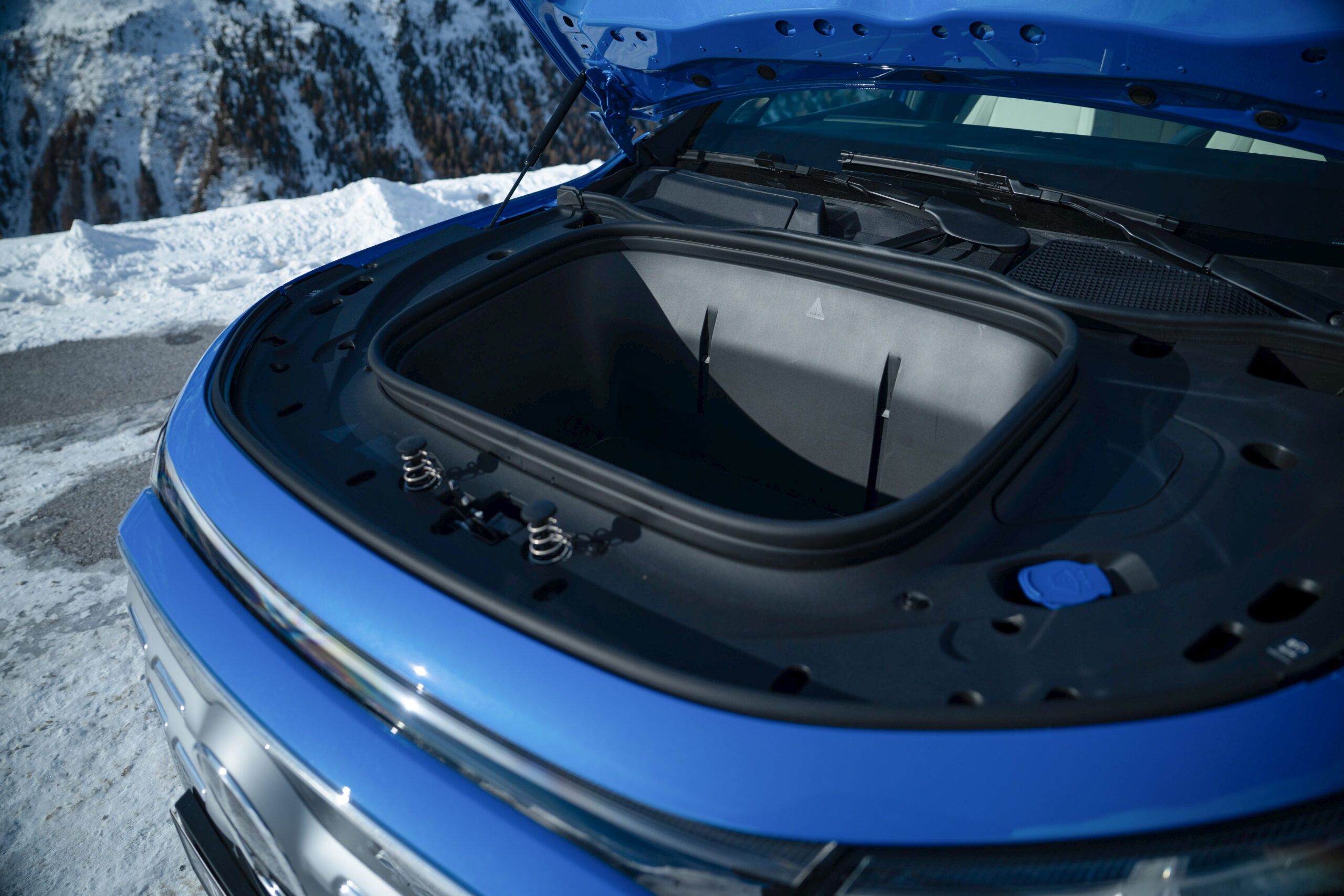 Weltpremiere des neuen Mercedes-Benz GLB in Hochgurgl, 2025.Exterieur Farbe: Klarblau MetallicInterieur Polster: Ledernachbildung ARTICO BeigeMercedes-Benz GLB 250+ mit EQ Technologie | Energieverbrauch kombiniert: 18,3-15,8 kWh/100 km | CO₂-Emi