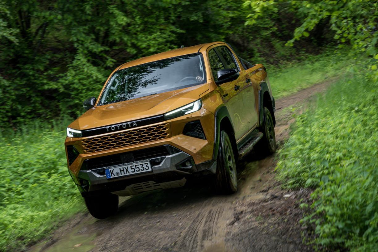 2026_hiluxhybrid48v_invincible_sulphuryellow_dynamic_026