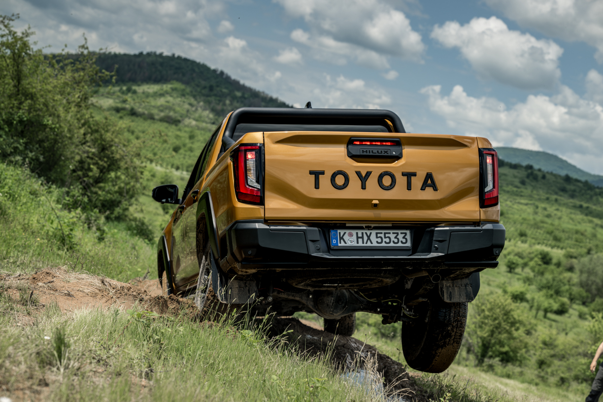 2026_hiluxhybrid48v_invincible_sulphuryellow_dynamic_034
