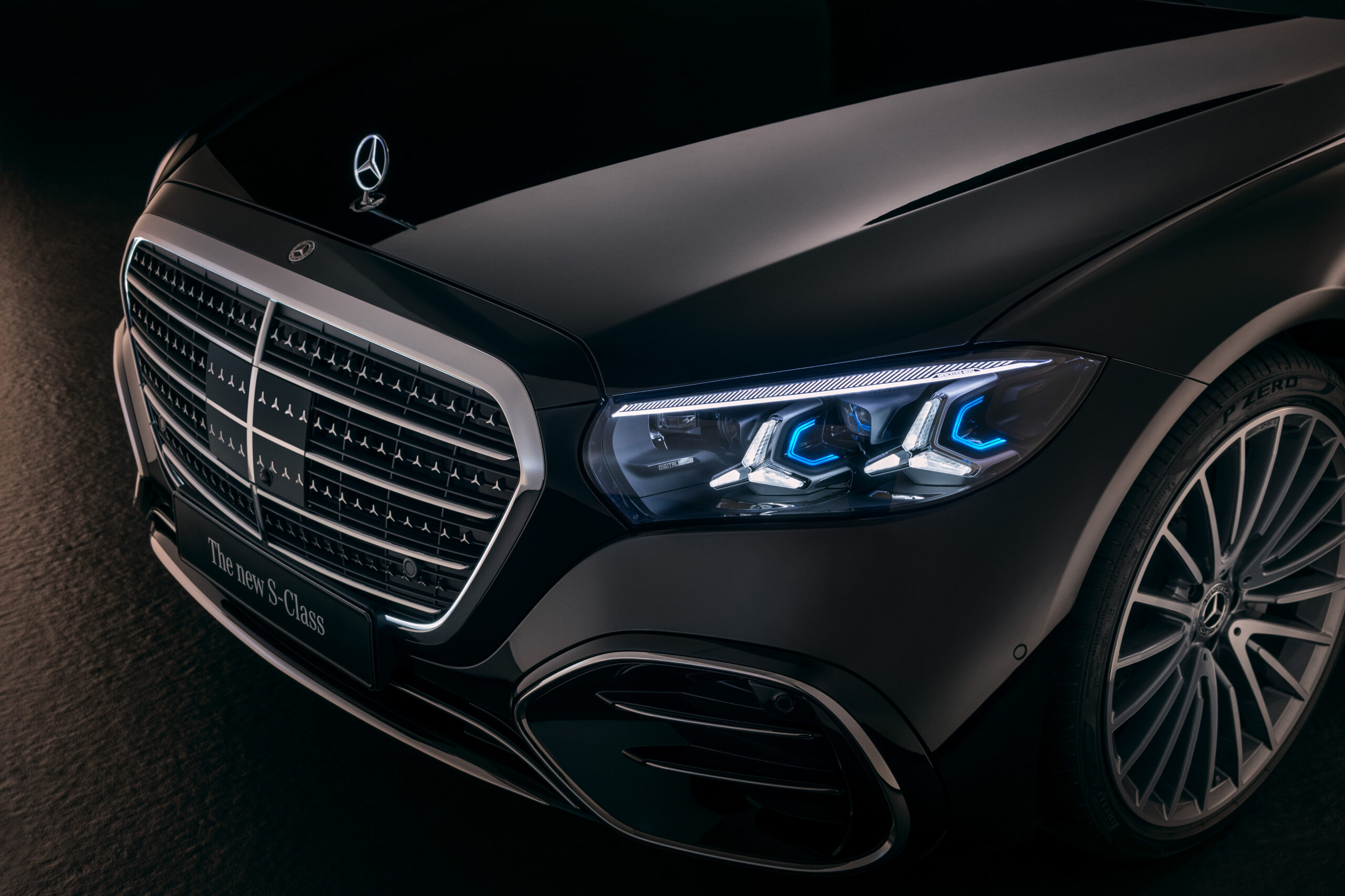 Die neue S-Klasse. Stuttgart, 2026.Lackfarbe: MANUFAKTUR black sparklingExterieur: AMG Line Interieur: MANUFAKTUR tiefweiß / schwarz; Exklusiv-Paket//The new S-Class. Stuttgart, 2026.Exterior colour: MANUFAKTUR black sparklingExterior: AMG LineInt