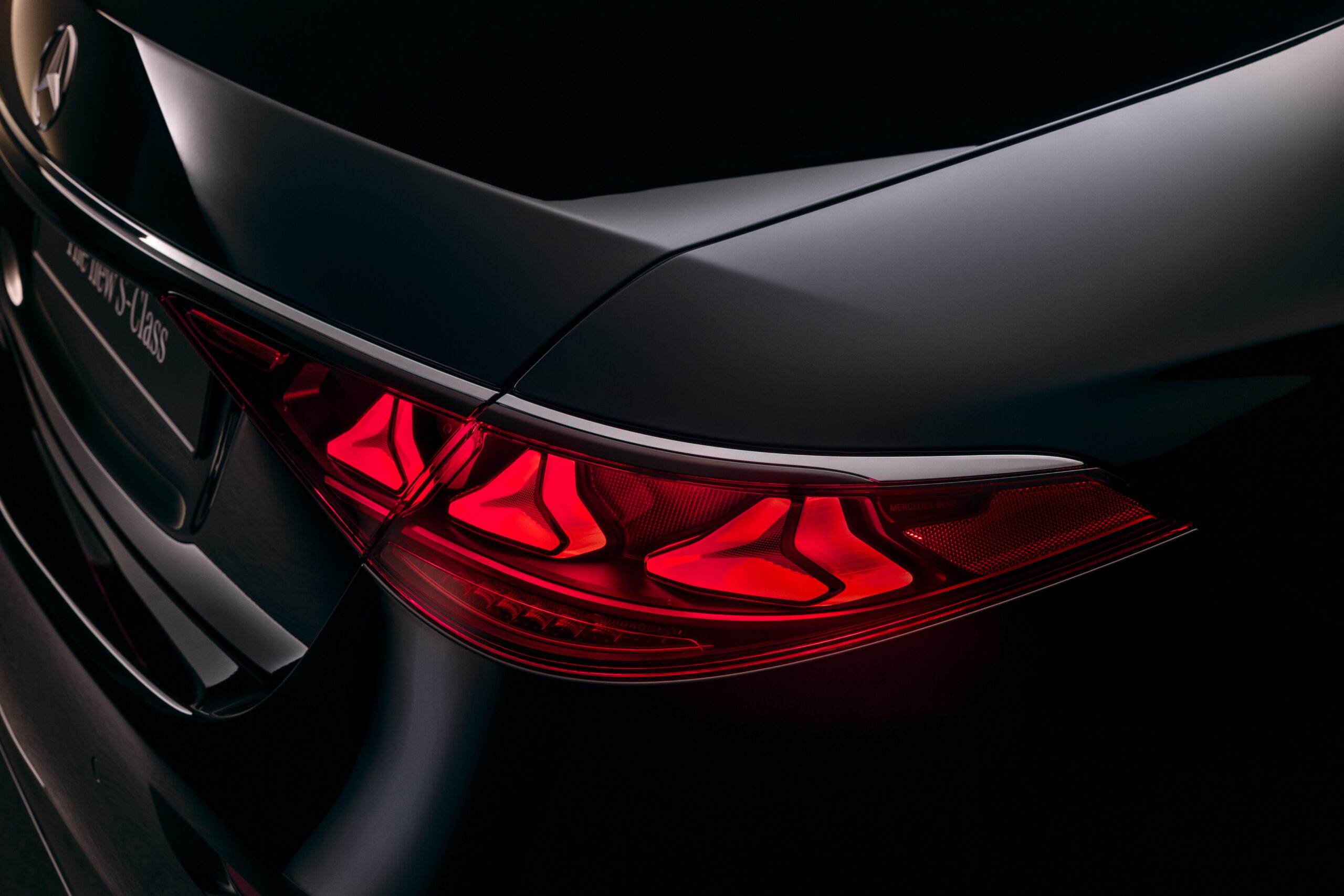 Die neue S-Klasse. Stuttgart, 2026.Lackfarbe: MANUFAKTUR black sparklingExterieur: AMG Line Interieur: MANUFAKTUR tiefweiß / schwarz; Exklusiv-Paket//The new S-Class. Stuttgart, 2026.Exterior colour: MANUFAKTUR black sparklingExterior: AMG LineInt