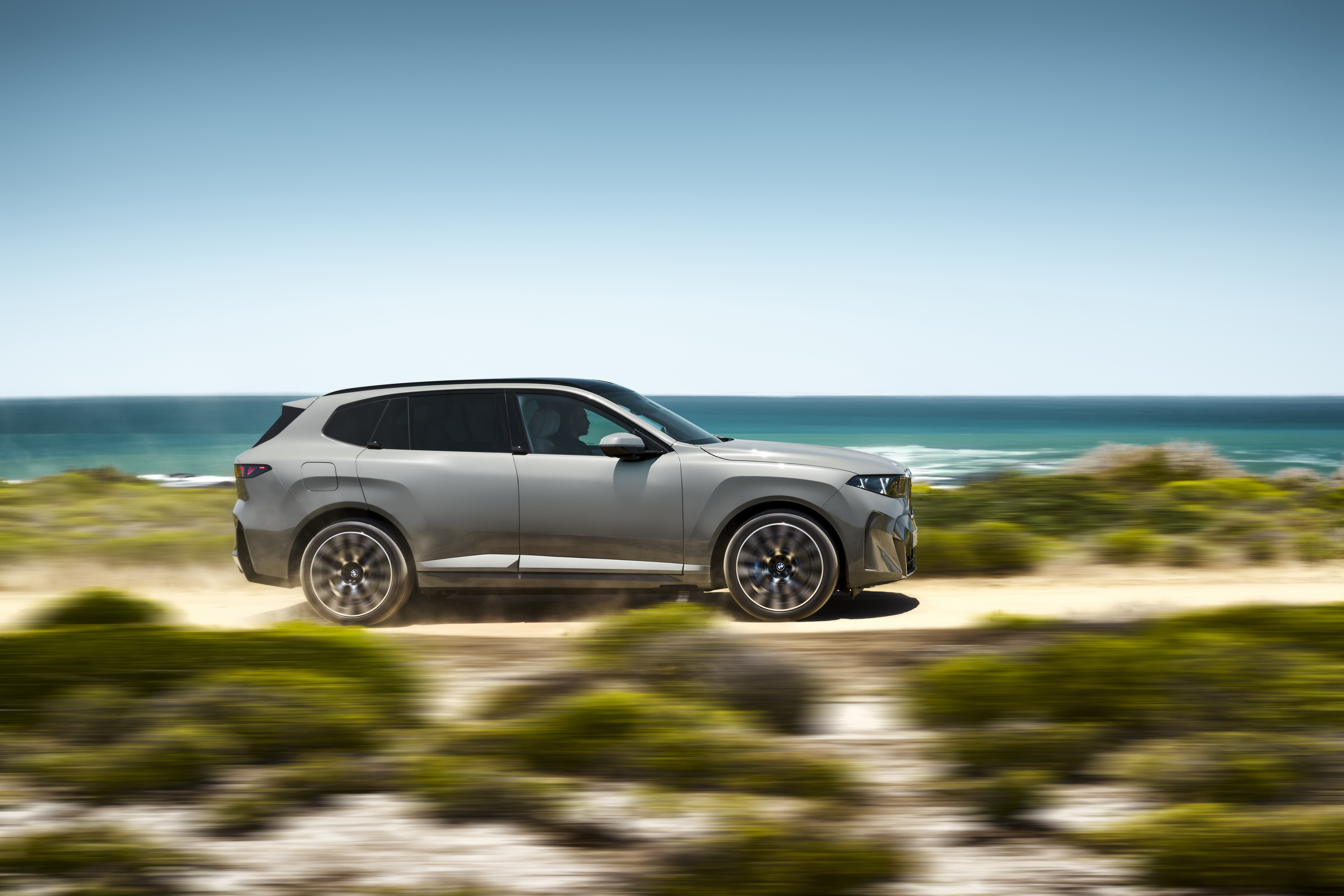 P90645993_highRes_bmw-ix5-60-xdrive-06