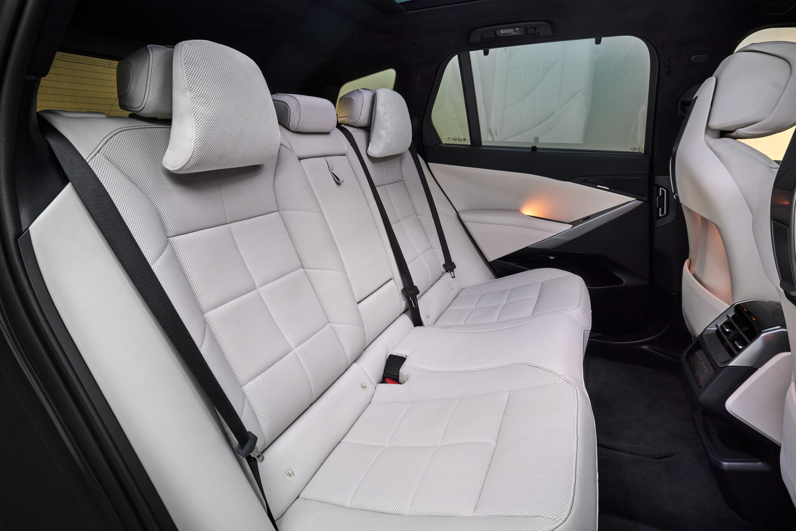 P90646069_highRes_bmw-ix5-60-xdrive-06
