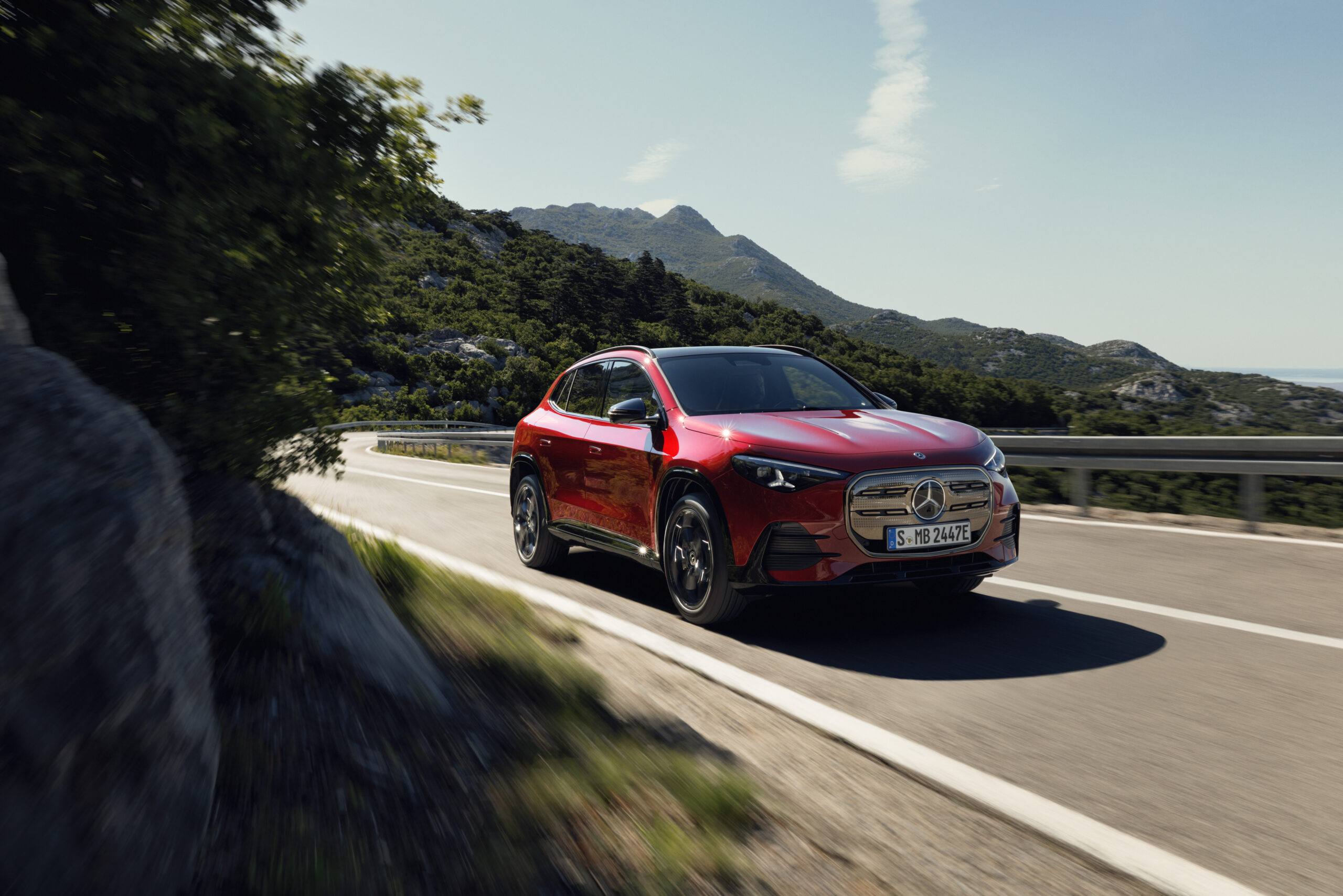 Der neue elektrische Mercedes-Benz GLA.Exterieur: MANUFAKTUR Patagonienrot MetallicInterieur: ARTICO man-made leather/MICROCUT microfibre black//The all-new Mercedes-Benz GLA electric.Exterior: MANUFAKTUR patagonia red metallicInterior: ARTICO ma