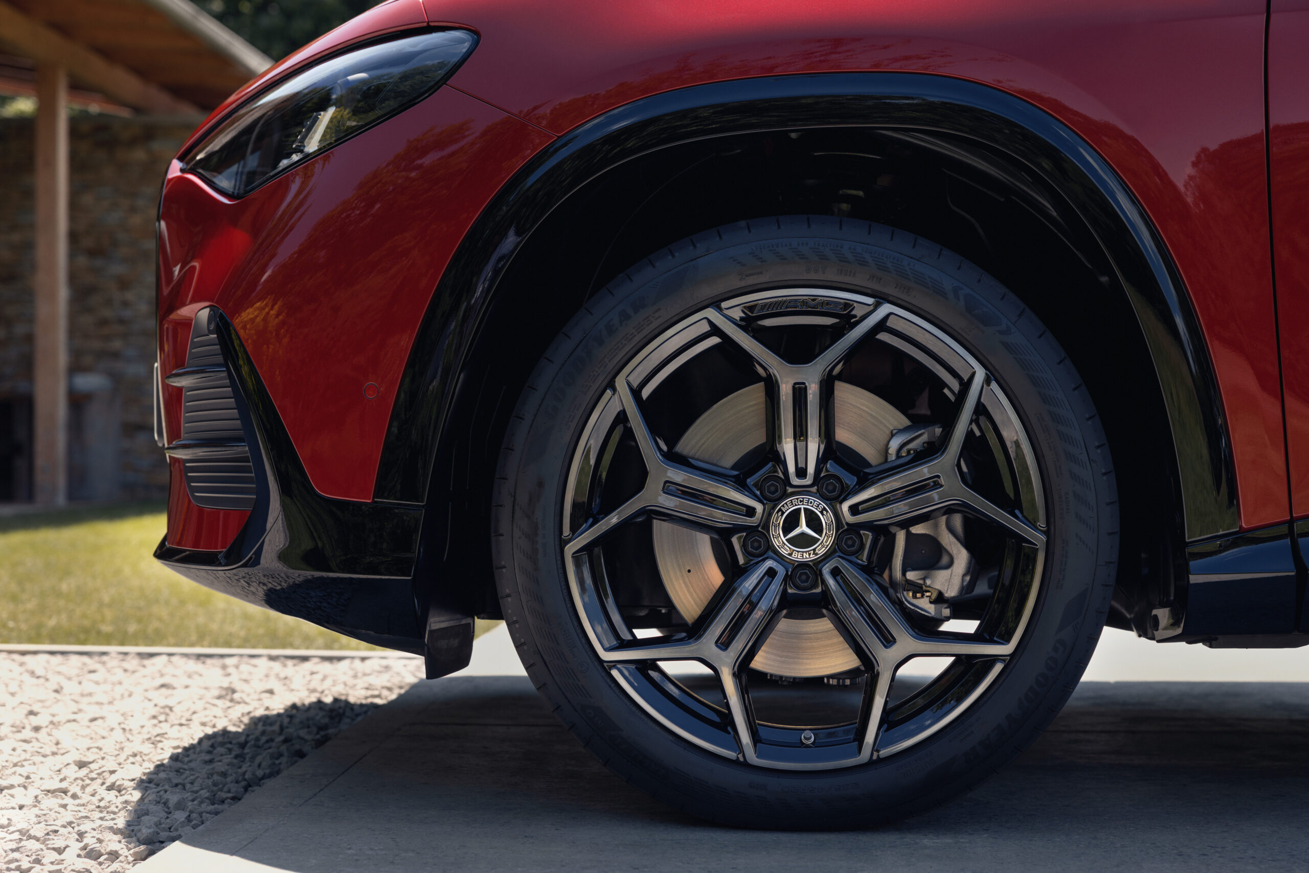 Der neue elektrische Mercedes-Benz GLA.Exterieur: MANUFAKTUR Patagonienrot MetallicInterieur: ARTICO man-made leather/MICROCUT microfibre black//The all-new Mercedes-Benz GLA electric.Exterior: MANUFAKTUR patagonia red metallicInterior: ARTICO ma
