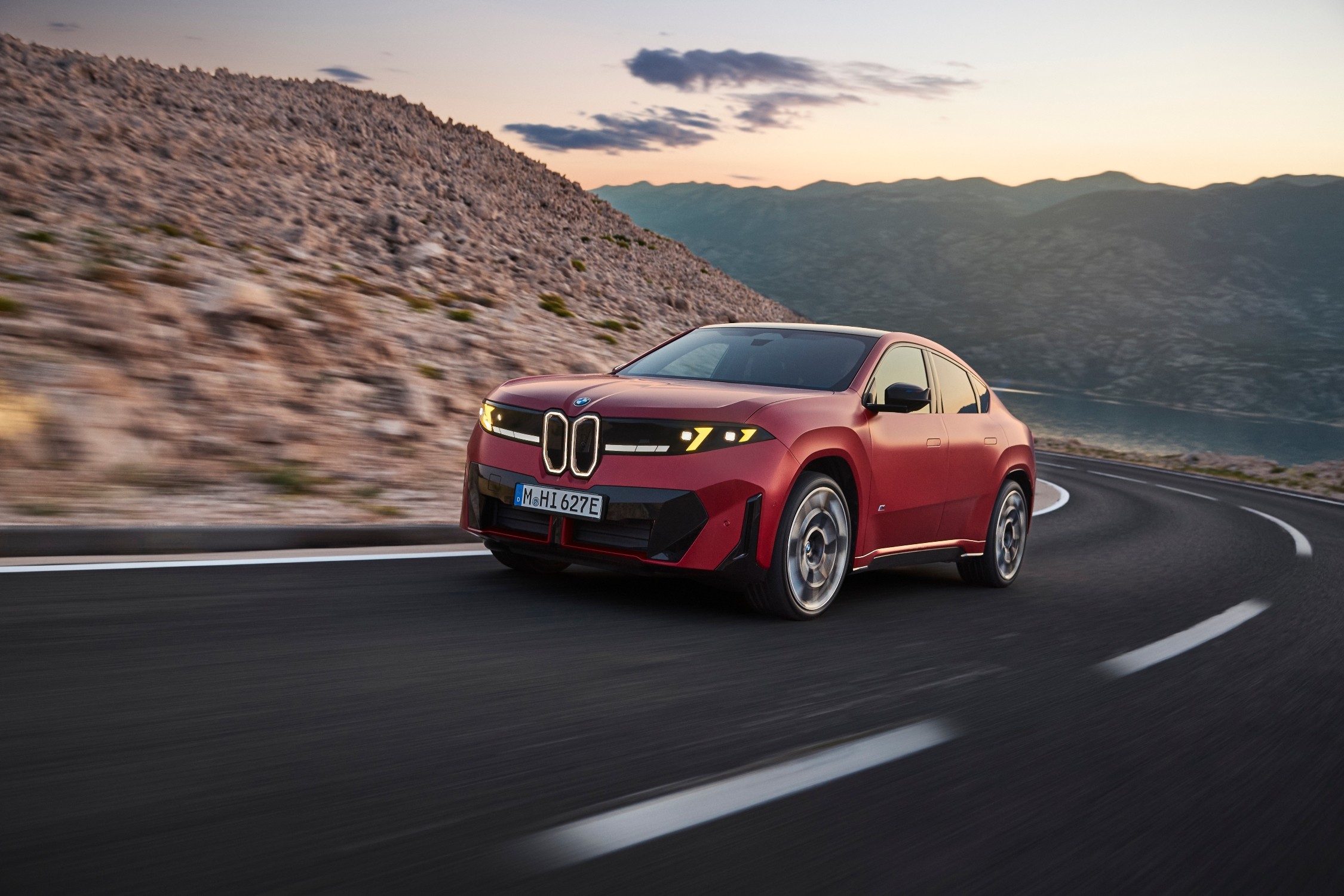 P90655719_lowRes_bmw-ix4-m60-xdrive-d