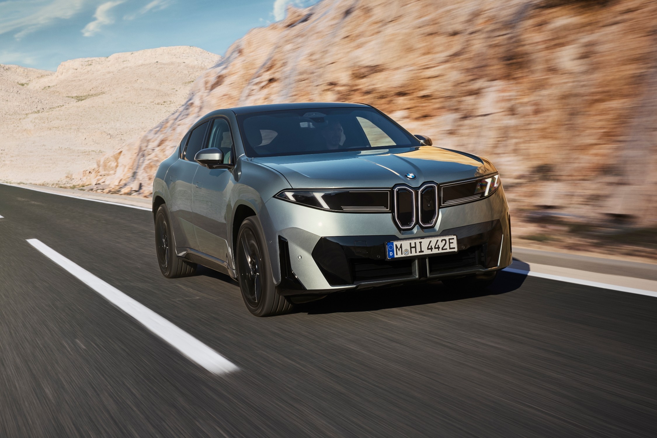 P90655750_lowRes_bmw-ix4-50-xdrive-dr